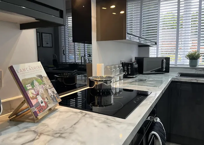 Modern 3-Bed Stay-Away-Home Sleeps 6 Nr Manchester