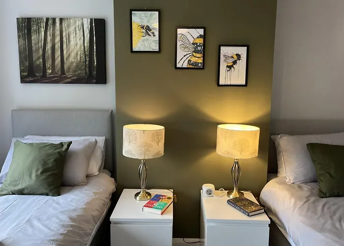 Modern 3-Bed Stay-Away-Home Sleeps 6 Nr Manchester